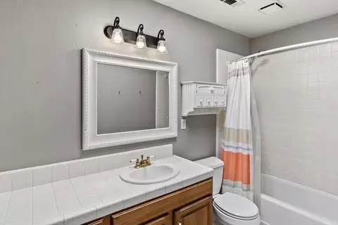 Bath - 4340 Glen Vista Ct, Redding, CA 96002 photo 5 of 5