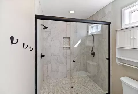 Bath - 4340 Glen Vista Ct, Redding, CA 96002 photo 4 of 5