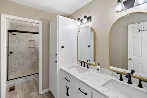 Bath - 4340 Glen Vista Ct, Redding, CA 96002 photo 2 of 5