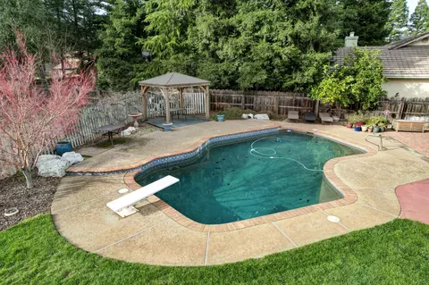 Exterior - 4340 Glen Vista Ct, Redding, CA 96002 photo 10 of 15