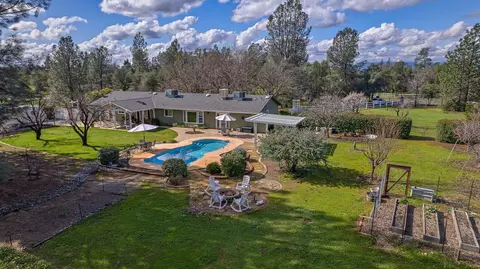 10077 Road Runner Way, Redding, CA 96003 photo 2