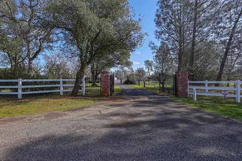 10077 Road Runner Way, Redding, CA 96003 photo 3