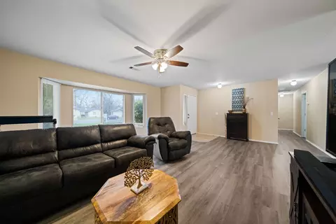 Living - 6866 Hemlock St, Redding, CA 96001 photo 4 of 4