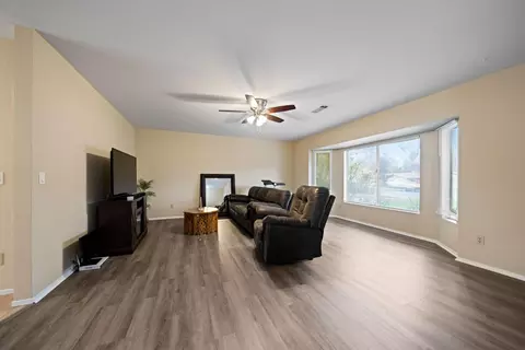 Living - 6866 Hemlock St, Redding, CA 96001 photo 2 of 4