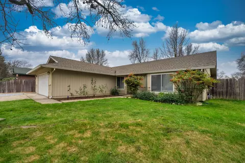 Exterior - 6866 Hemlock St, Redding, CA 96001 photo 6 of 16