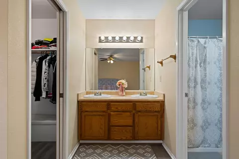 Bath - 6866 Hemlock St, Redding, CA 96001 photo 1 of 3