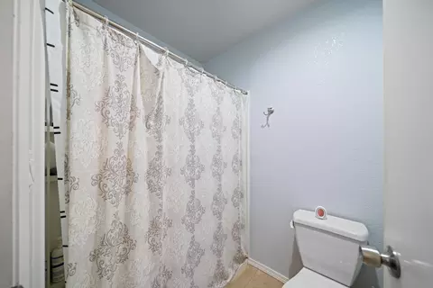 Bath - 6866 Hemlock St, Redding, CA 96001 photo 2 of 3