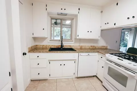 Kitchen - 3140 Stratford Ave, Redding, CA 96001 photo 3 of 3