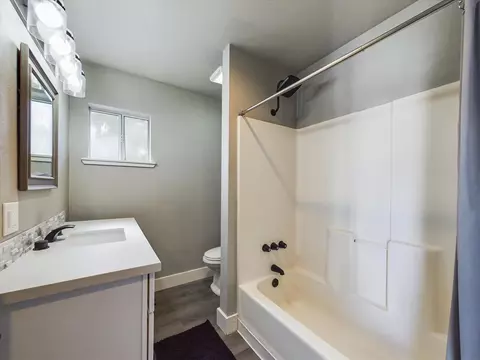 Bath - 1643 Canby Rd, Redding, CA 96002 photo 3 of 3
