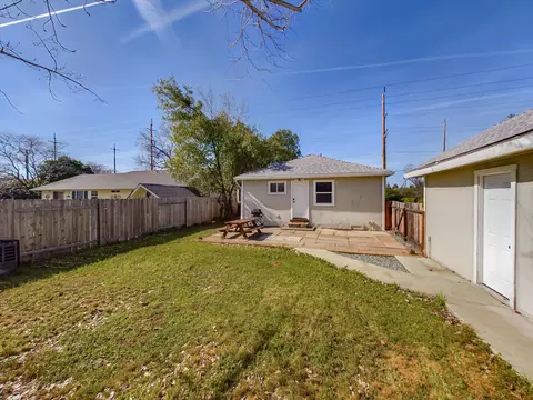 Exterior - 1643 Canby Rd, Redding, CA 96002 photo 6 of 14
