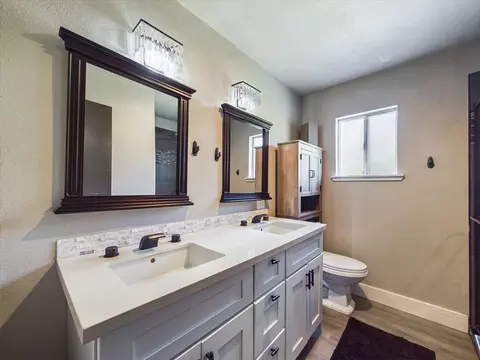 Bath - 1643 Canby Rd, Redding, CA 96002 photo 2 of 3