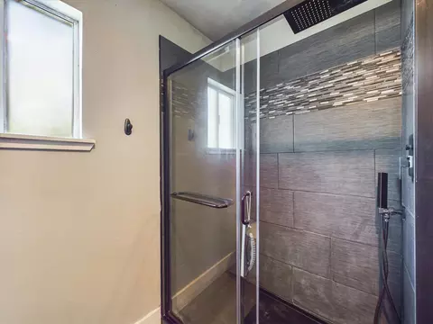 Bath - 1643 Canby Rd, Redding, CA 96002 photo 1 of 3