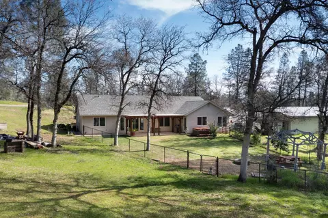 Exterior - 16877 Power Line Rd, Redding, CA 96001 photo 6 of 10