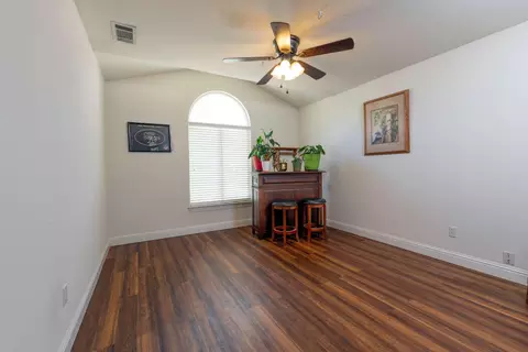 Living - 16877 Power Line Rd, Redding, CA 96001 photo 3 of 3