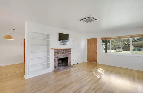 Living - 2962 Churn Ct, Redding, CA 96002 photo 2 of 3