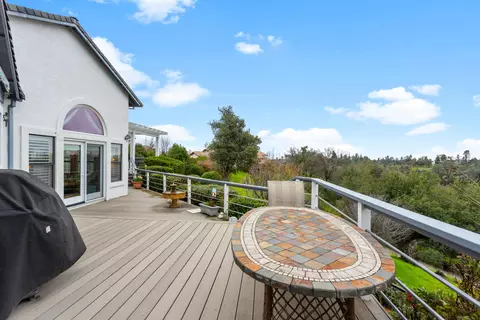 Exterior - 2817 Panorama Dr, Redding, CA 96003 photo 5 of 10