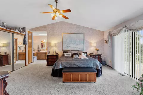 Bedroom - 2817 Panorama Dr, Redding, CA 96003 photo 2 of 4