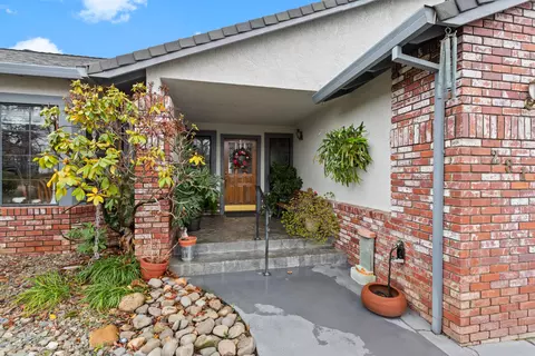 Exterior - 2817 Panorama Dr, Redding, CA 96003 photo 4 of 10