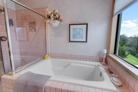 Bath - 2817 Panorama Dr, Redding, CA 96003 photo 3 of 4