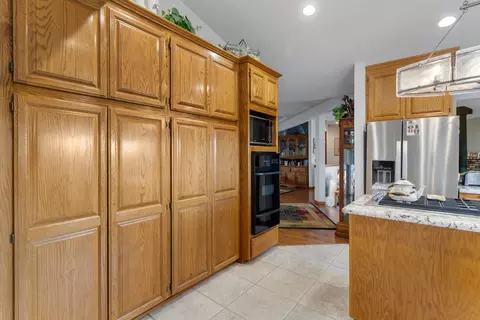 Kitchen - 2817 Panorama Dr, Redding, CA 96003 photo 3 of 4