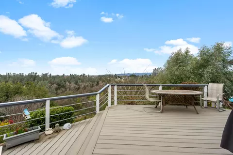 Exterior - 2817 Panorama Dr, Redding, CA 96003 photo 3 of 10