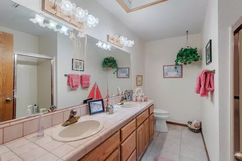 Bath - 2817 Panorama Dr, Redding, CA 96003 photo 4 of 4