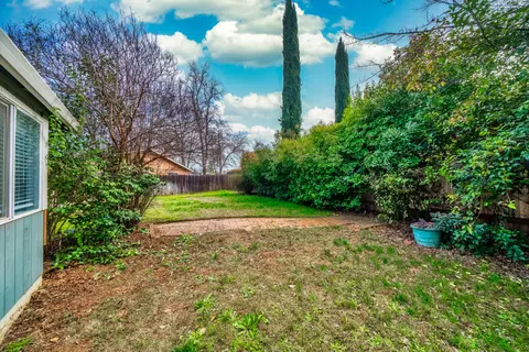 2833 Gunn Ct, Redding, CA 96001 photo 2