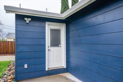 Exterior - 2442 Corona St, Redding, CA 96002 photo 16 of 20
