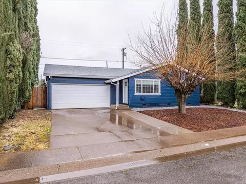 2442 Corona St, Redding, CA 96002