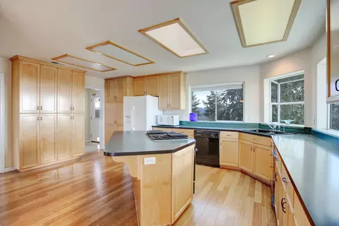 Kitchen - 22200 Delightful Way, Redding, CA 96003 photo 2 of 2