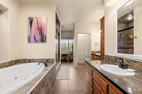 Bath - 13871 Bear Cub Ct, Redding, CA 96003 photo 5 of 10