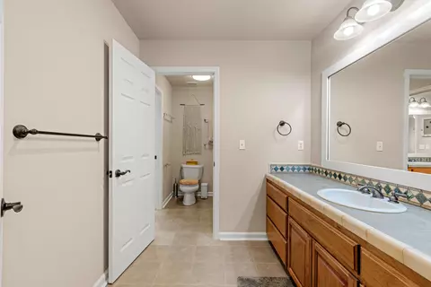 Bath - 13871 Bear Cub Ct, Redding, CA 96003 photo 8 of 10