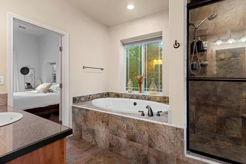 Bath - 13871 Bear Cub Ct, Redding, CA 96003 photo 4 of 10