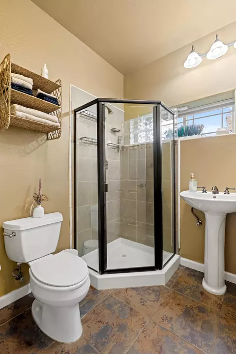 Bath - 13871 Bear Cub Ct, Redding, CA 96003 photo 7 of 10