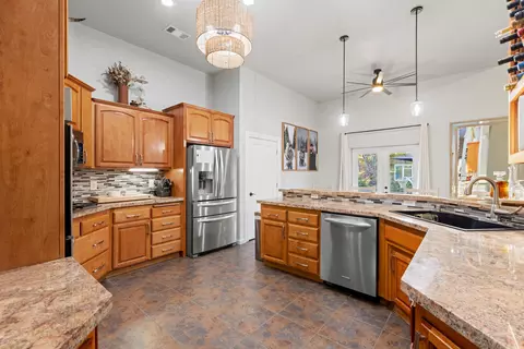 Kitchen - 13871 Bear Cub Ct, Redding, CA 96003 photo 4 of 5