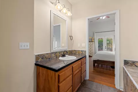 Bath - 13871 Bear Cub Ct, Redding, CA 96003 photo 2 of 10
