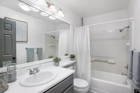 Bath - 752 Mallard St, Redding, CA 96003 photo 1 of 2