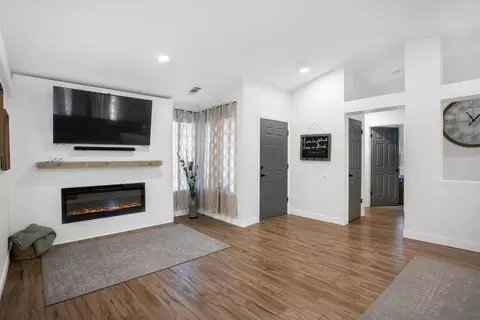 Living - 752 Mallard St, Redding, CA 96003 photo 1 of 4