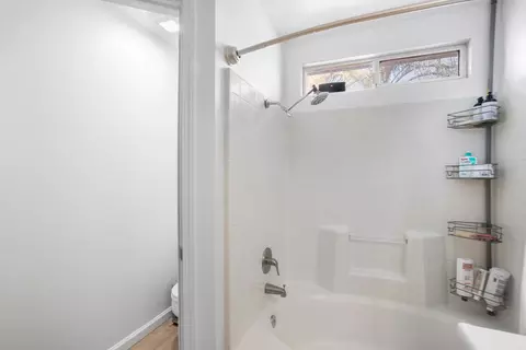 Bath - 752 Mallard St, Redding, CA 96003 photo 2 of 2