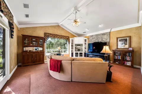 Living - 13310 Pala Mesa Cir, Redding, CA 96003 photo 6 of 9