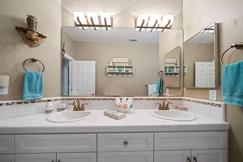 Bath - 13310 Pala Mesa Cir, Redding, CA 96003 photo 6 of 7