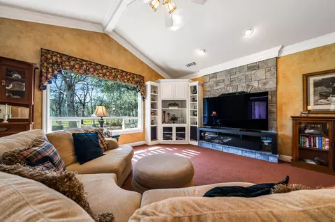 Living - 13310 Pala Mesa Cir, Redding, CA 96003 photo 7 of 9
