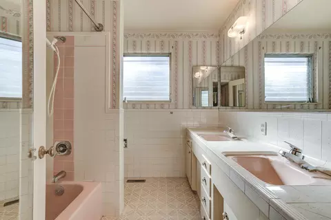 Bath - 1159 Almond Ave, Redding, CA 96001 photo 2 of 3