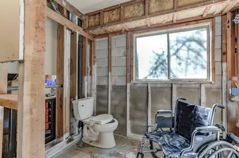 Bath - 1159 Almond Ave, Redding, CA 96001 photo 3 of 3