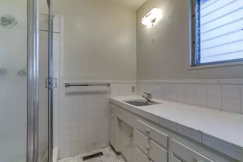 Bath - 1159 Almond Ave, Redding, CA 96001 photo 1 of 3