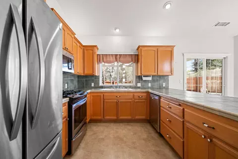 Kitchen - 5918 Beaumont Dr, Redding, CA 96003 photo 3 of 5