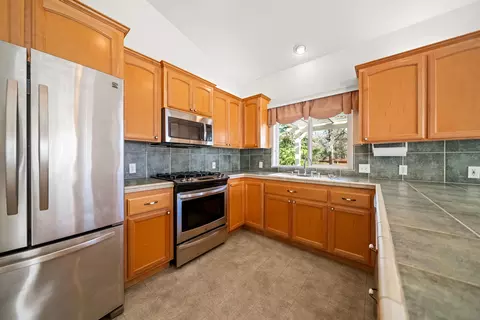 Kitchen - 5918 Beaumont Dr, Redding, CA 96003 photo 2 of 5