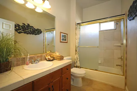 Bath - 2846 Smith River Dr, Redding, CA 96002 photo 2 of 4