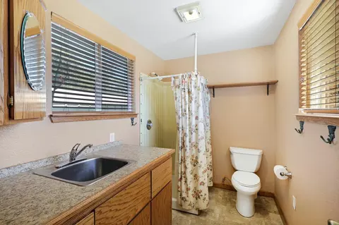 Bath - 4903 Alta Rico Dr, Redding, CA 96002 photo 4 of 4