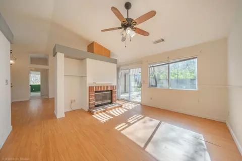 Living - 1421 Duck Tail Ct, Redding, CA 96003 photo 2 of 4